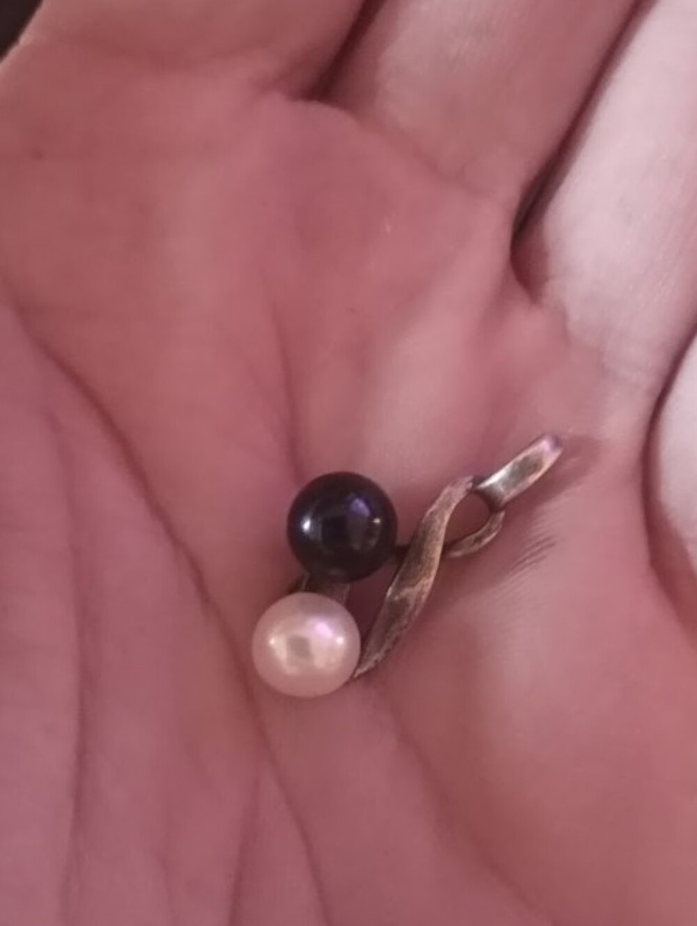 Vintage Dual Pearl Bypass Pendant Black & White Toi et Moi
